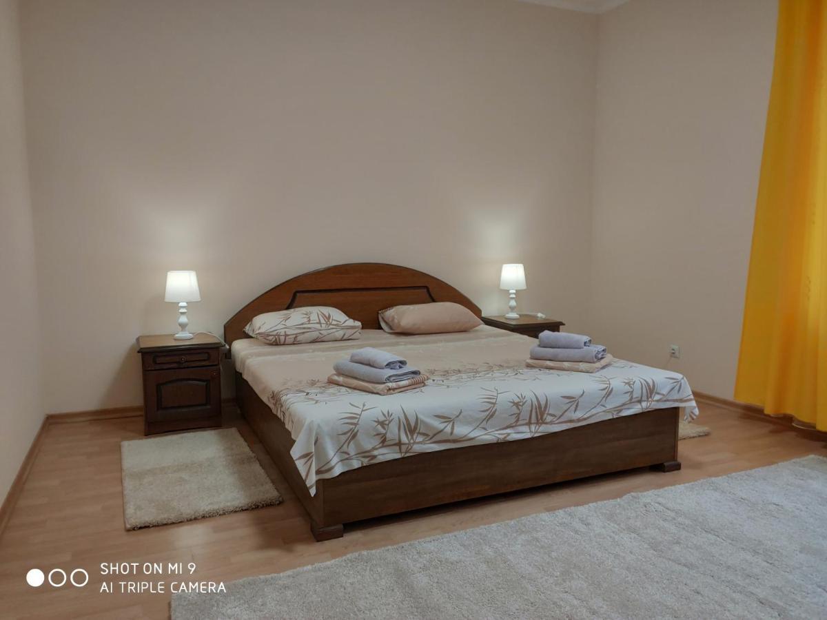 Apartments "Domovik" Івана Парканія 2А Кв 19 Mukachevo Exterior foto